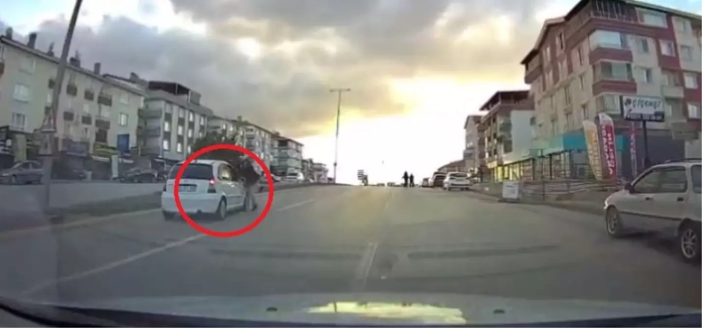 Ankara’da Yolun Karşısına Geçen Yayalara Otomobil Çarptı: 2 Yaralı