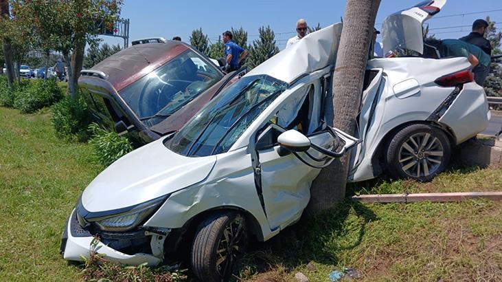 Antalya'da ortalığı savaş alanına çeviren kaza! 4 araç birbirine girdi, 2 polis yaralandı