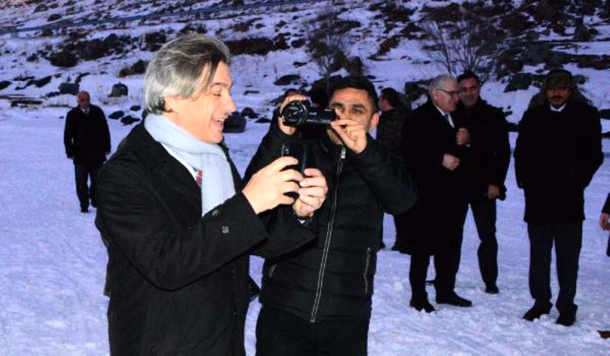 Ardahan a gelen bakan yardımcısı çıldır gölü üzerinde kızına canlı yayın yaptı