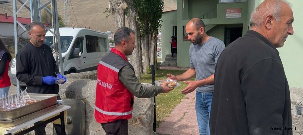 Ardahan Aile ve Sosyal Hizmetler Müdürlüğü Ekibinden Bağdeşen Köyü’nde Vatandaşlara Helva İkramı