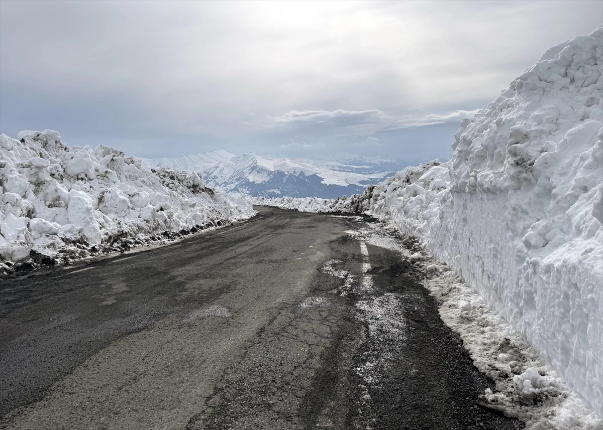 Ardahan-Ardanuç kara yolu kar nedeniyle 4,5 ay sonra trafiğe açıldı