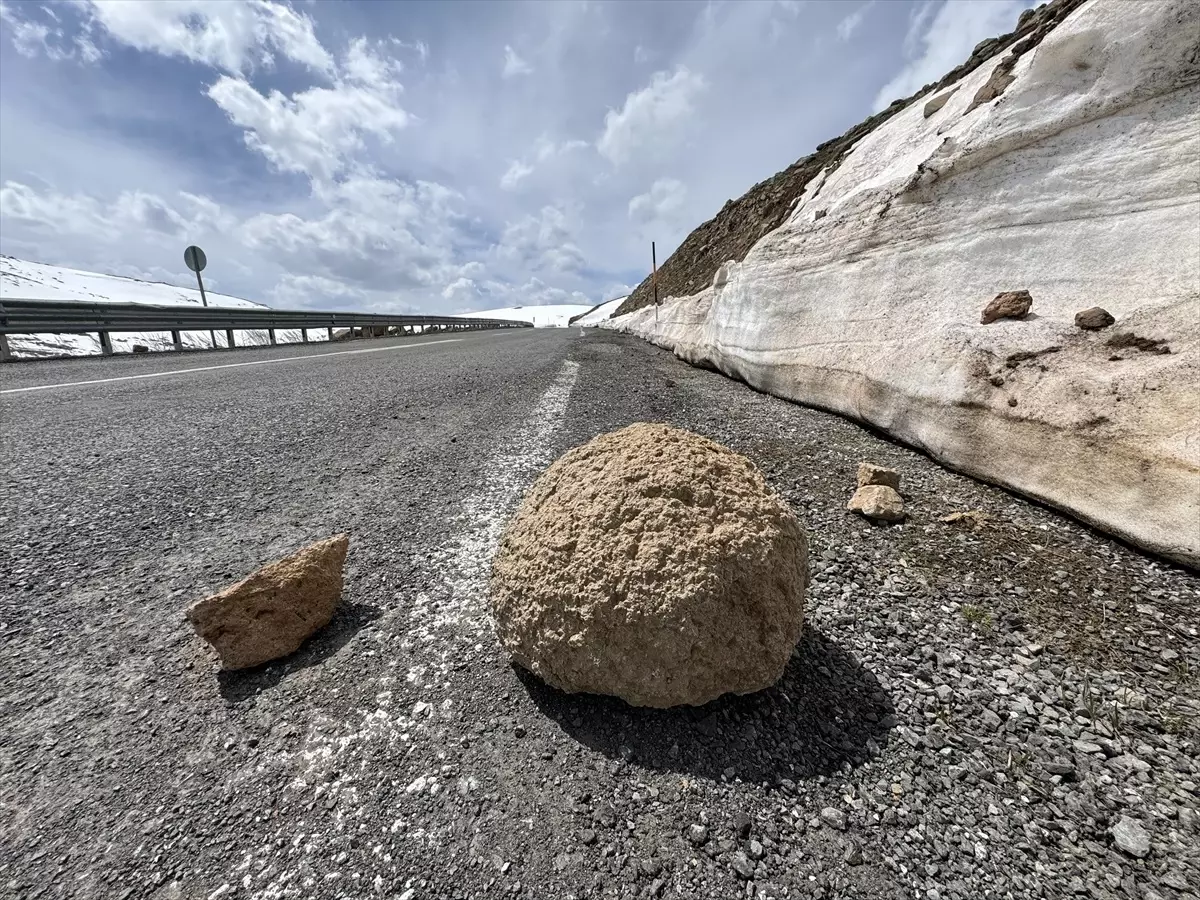 Ardahan-Ardanuç Kara Yolunda Kaya Parçaları Düşmesi