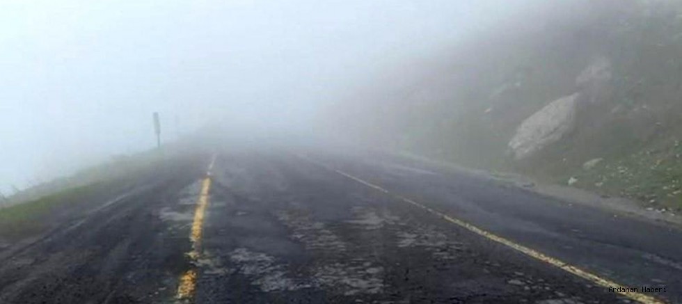 Ardahan - Artvin Bağlantı Yolunda Göz Gözü Görmüyor: Sahara Geçidi'nde Görüş Mesafesi 20 Metreye Düştü!