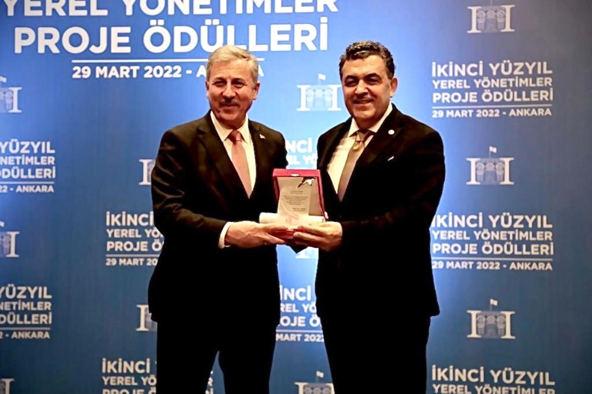 Ardahan Belediye Başkanı Demir'e ödül