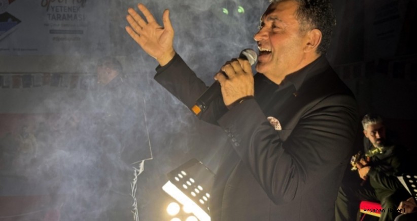 Ardahan Belediye Başkanı Faruk Demir, Cumhuriyet Bayramı dolasıyla sahneye çıkıp türkü söyledi