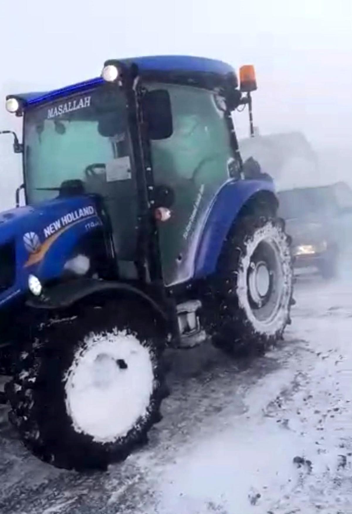 Ardahan da Aracıyla tipide mahsur kalan şahsı köylüler kurtardı