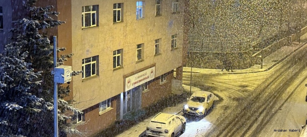 Ardahan'da Bahar Sürprizi: Sağanak Yağış Yerini Kar Yağışına Bıraktı