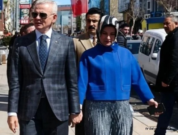 Ardahan’da Bayram Sevinci Sokaklara Taştı: Vali Çiçekli ve Eşi Halkla Kucaklaştı