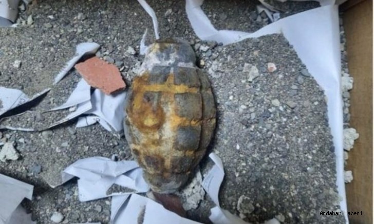 Ardahan'da bir inşaatın doğal gaz hattı kazısı sırasında işçilerin bulduğu el bombası paniğe yol açtı