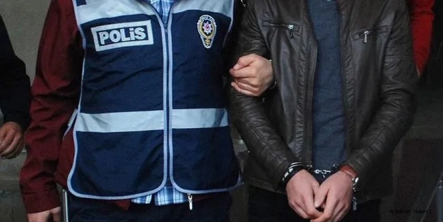 Ardahan'da bir polisin yaralanmasına sebep olan alkolü  Ş. C  tutuklanarak cezaevine konuldu.