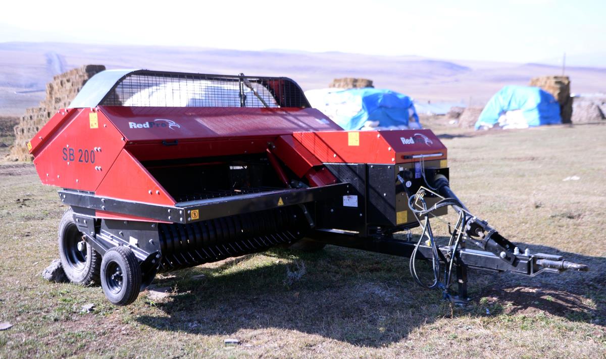 Ardahan da Çiftçiler devletin makine desteğiyle kaba yemi bu yıl erken topladı