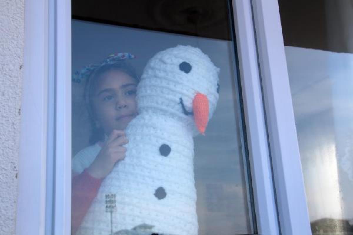 Ardahan da Dışarıya çıkamayan kızı için pamuktan kardan adam yaptı