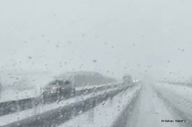 Ardahan’da etkili olan kar yağışı nedeniyle 8 köy yolu, ulaşıma kapandı