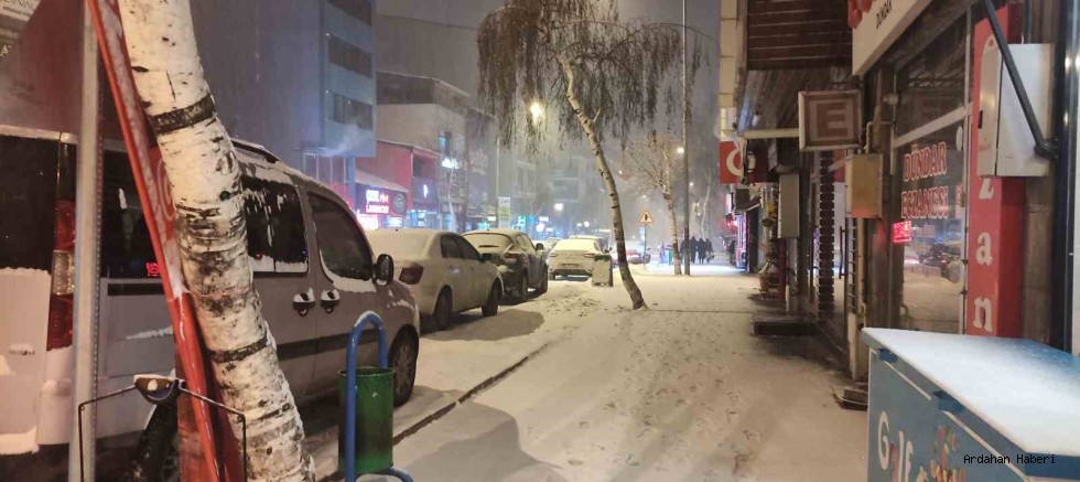 Ardahan’da Gece Saatlerinden İtibaren Kar Yağışı Etkili Oldu