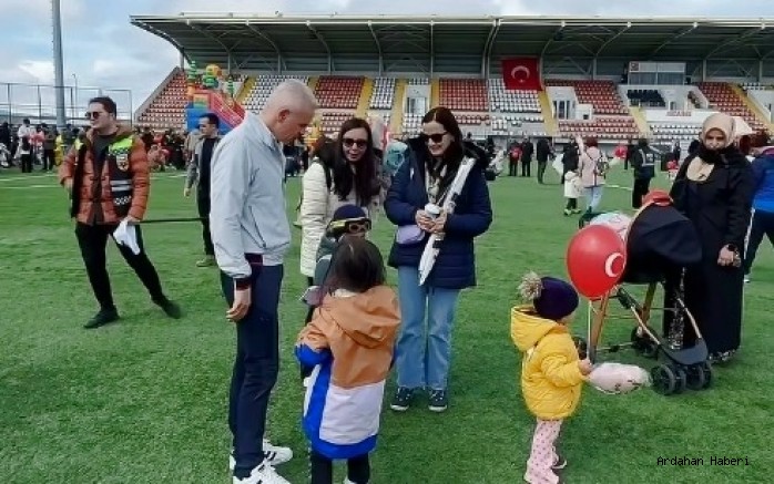 Ardahan’da Gökyüzü Renklendi: Emniyetten Çocuklara “Uçurtma Şenliği
