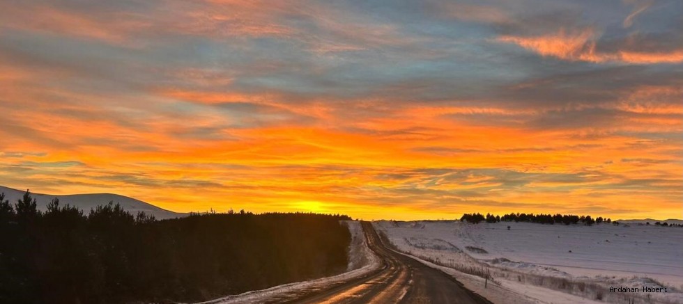 Ardahan’da gün doğumuyla kızıla bürünen gökyüzü görsel şölen sundu