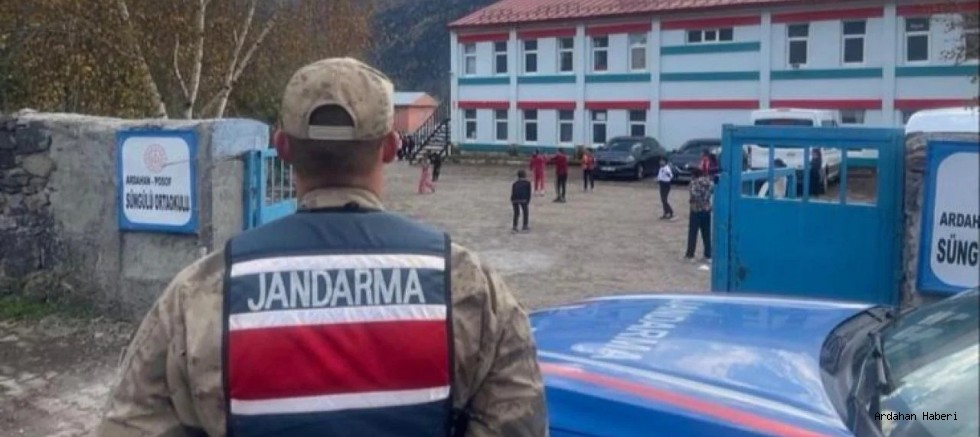 Ardahan da Jandarma Ekiplerinden Okul Çevrelerinde Sıkı Trafik Denetimi