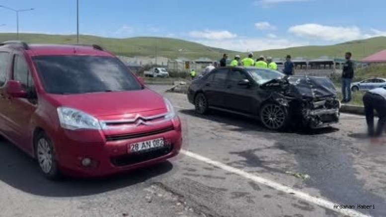 Ardahan'da kamyonet ile otomobilin çarpışması sonucu 3 kişi yaralandı