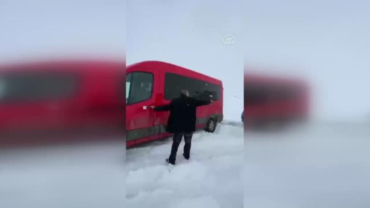 Ardahan da Kar nedeniyle ulaşıma kapanan 39 köy yolu açıldı