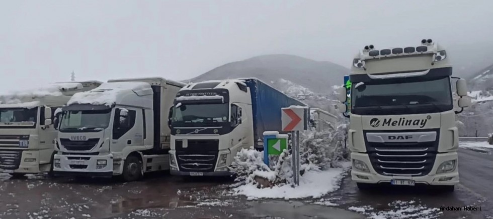 Ardahan'da Kar ve Tipi Geçit Vermiyor: Ilgar Dağı Tır Trafiğine Kapatıldı