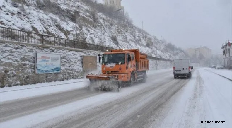 Ardahan'da kar ve tipi nedeniyle 53 köy yolunda ulaşım sağlanamıyor.