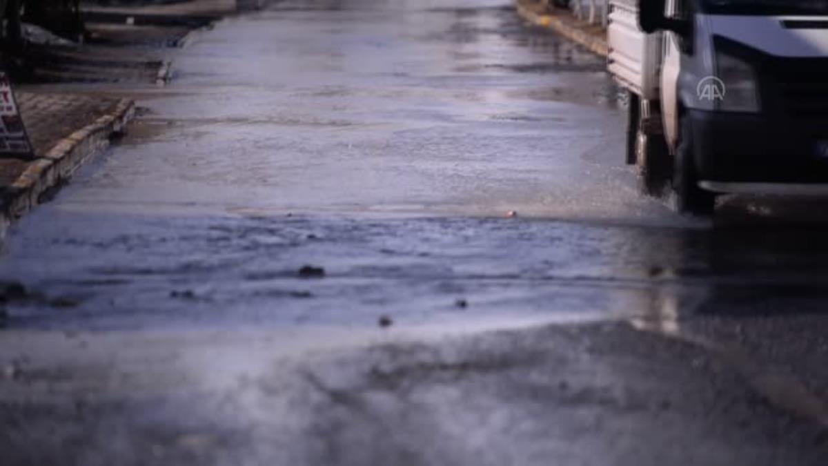 Ardahan da karların erimesiyle şehir merkezindeki bazı yollar suyla kaplandı.