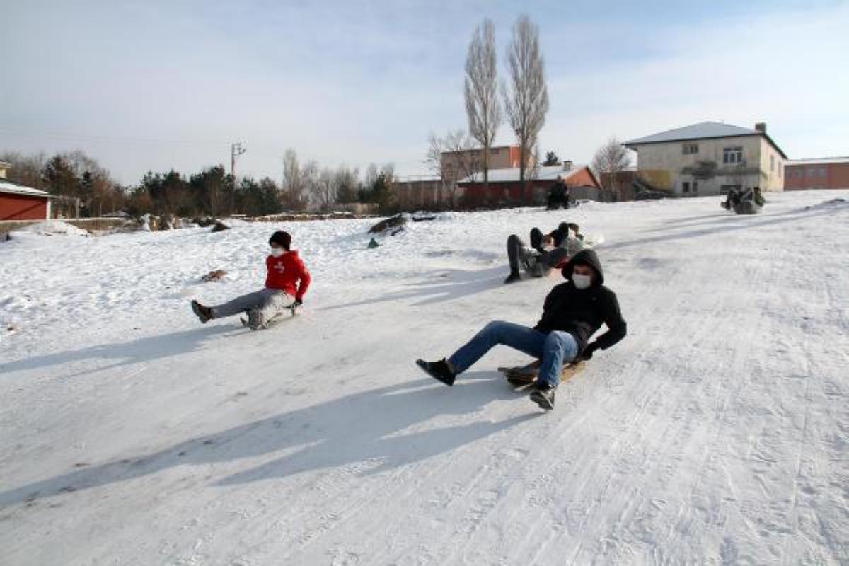 Ardahan da kışın soğuna aldırış etmeyen çocukların kızak keyfi