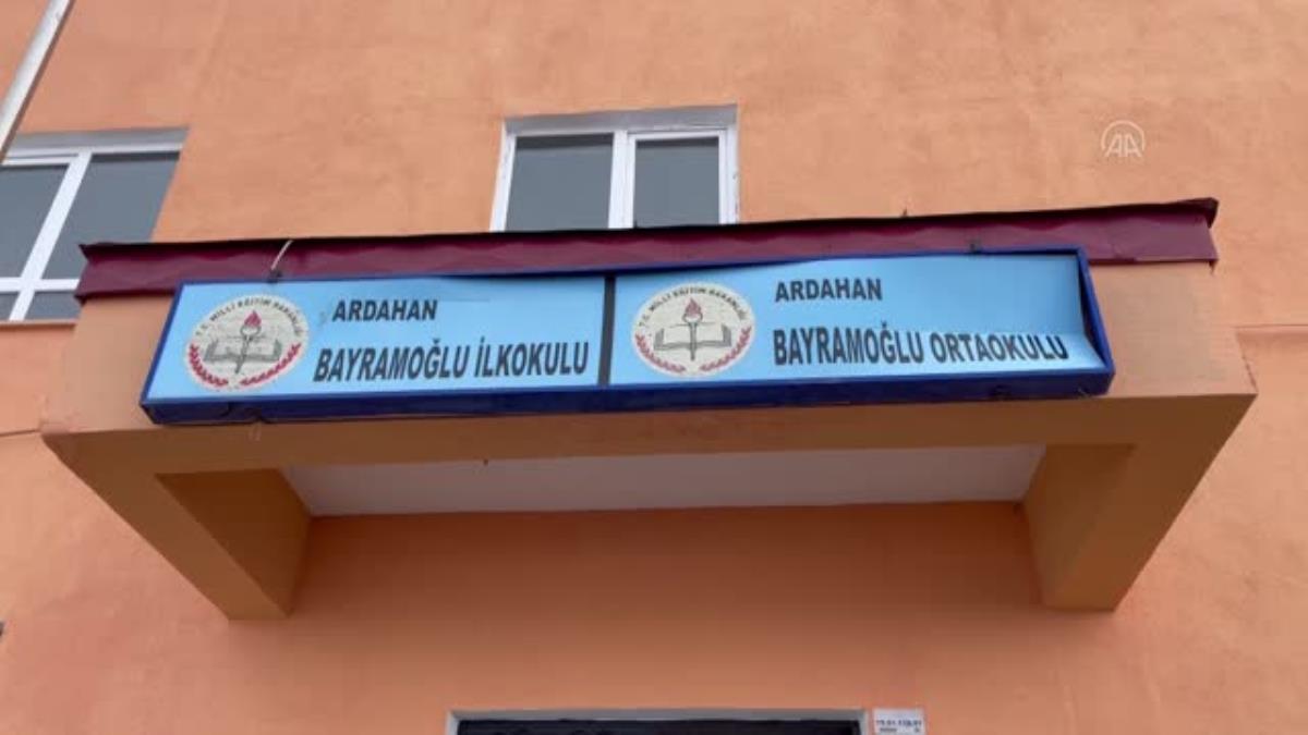 Ardahan da Köyde yaşayan çocuklara canlı müzik eşliğinde ücretsiz saç bakımı