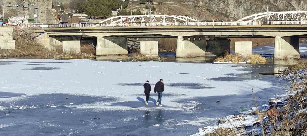 Ardahan’da Kura Nehri Buz Tuttu, Ortaya Kartpostallık Görüntüler Çıktı