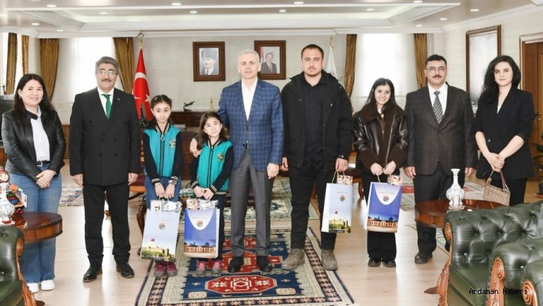 Ardahan’da Kütüphane Haftası Coşkusu: Vali Çiçekli En Çok Kitap Okuyanları Ödüllendirdi