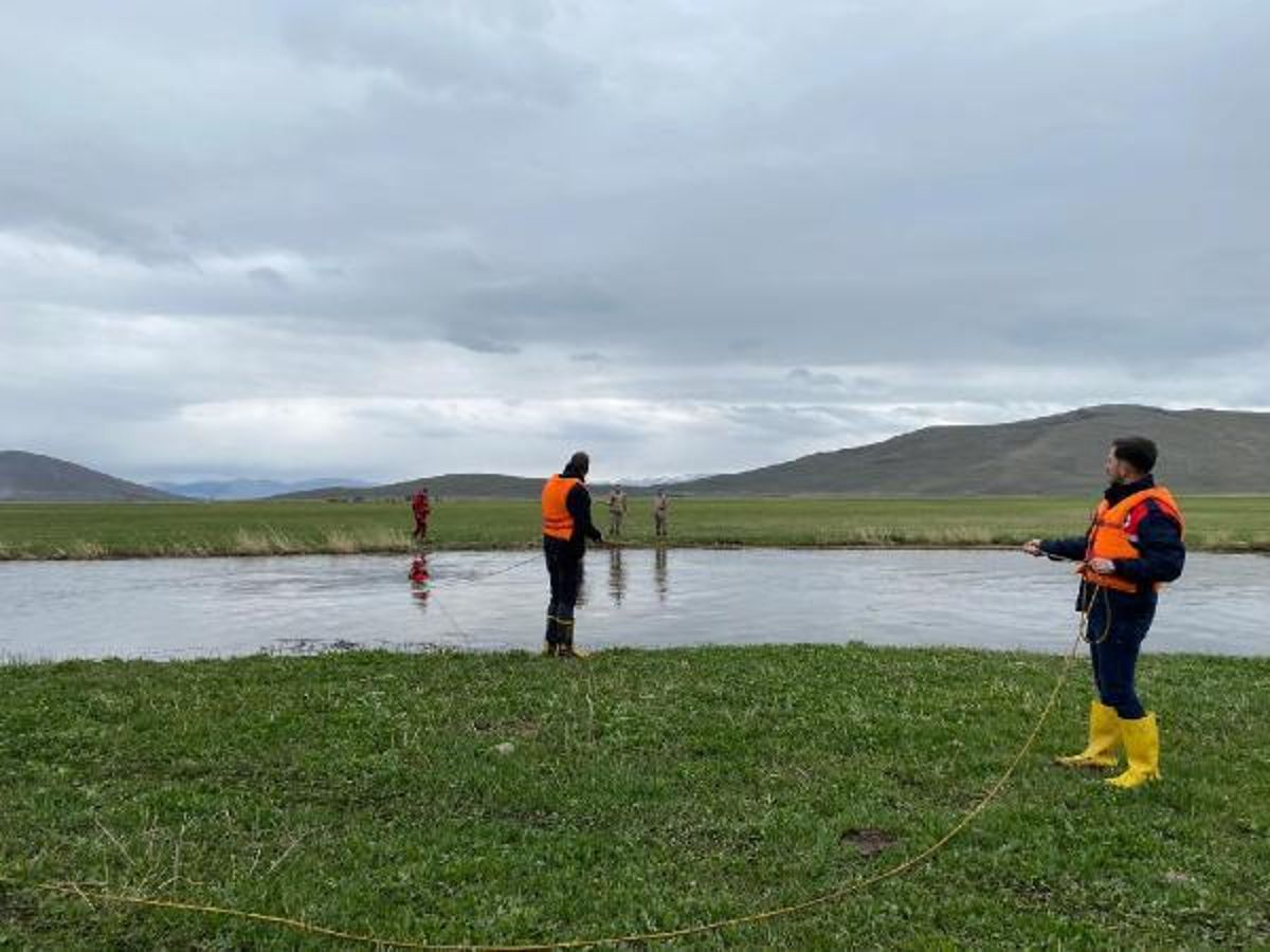 Ardahan da Nehre giren hayvanlarını kurtarmak isterken suya düşüp, kayboldu