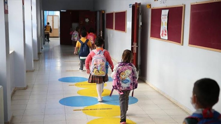 Ardahan'da okul öncesi eğitim ile ilkokul birinci sınıf öğrencilere uyum haftası kapsamında ilk ders zili çaldı