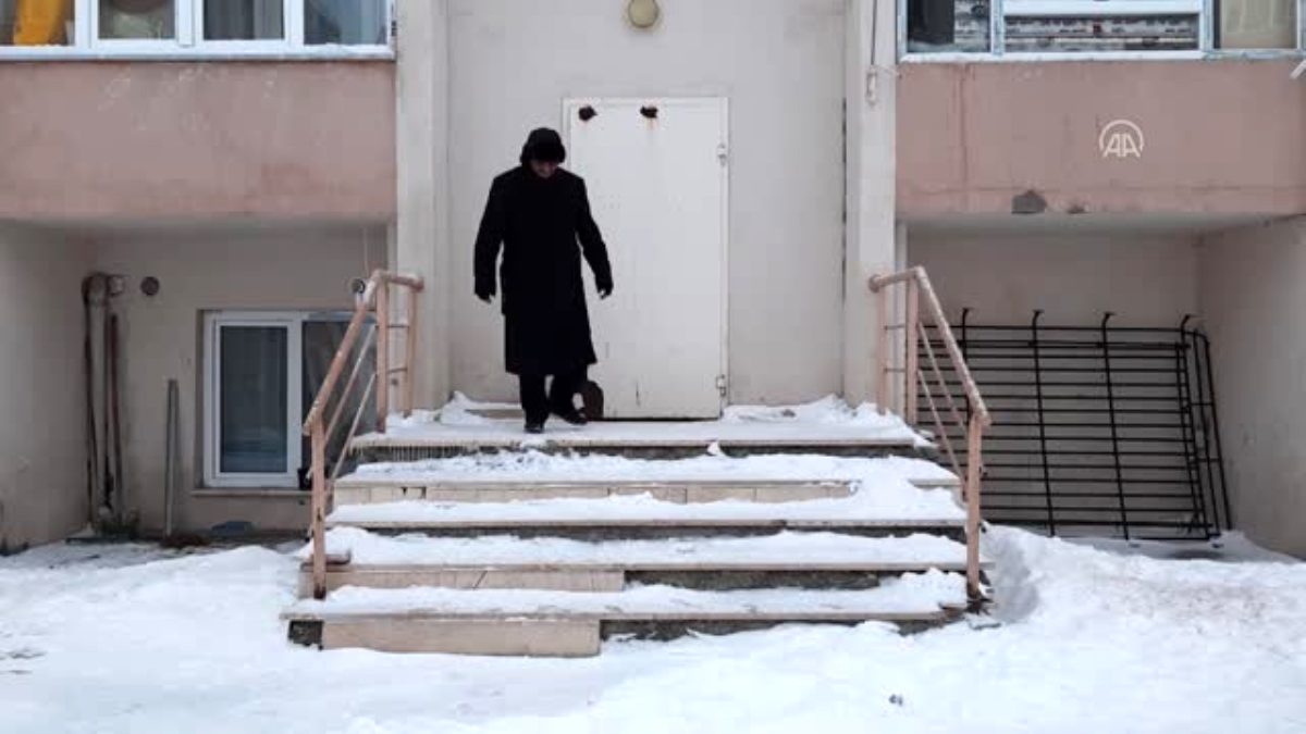 Ardahan da Otomobilin soğuktan çalışmamasına polarlı çözüm