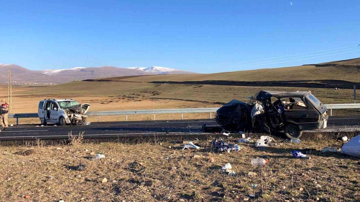 Ardahan da Otomobiller kafa kafaya çarpıştı: 1 ölü, 4 yaralı