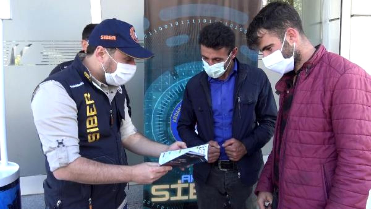 Ardahan da Polis stant açıp, güvenli internet alışverişini anlattı