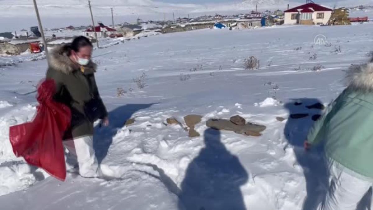 Ardahan da Sağlık ekipleri karda bata çıka yürüyerek köylere aşı götürüyor