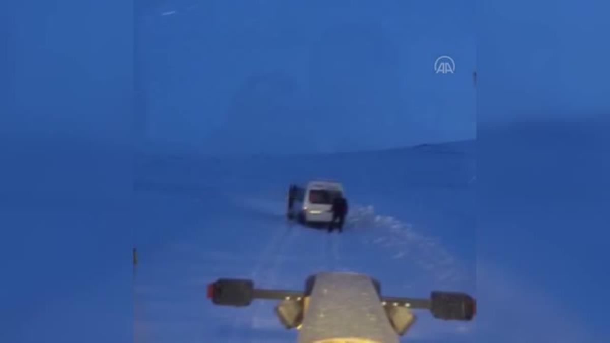 Ardahan da Tipi nedeniyle yolda kalan 19 araç kurtarıldı