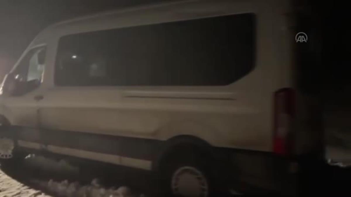 Ardahan da Tipi nedeniyle yolda kalan ambulans ile 17 araç kurtarıldı