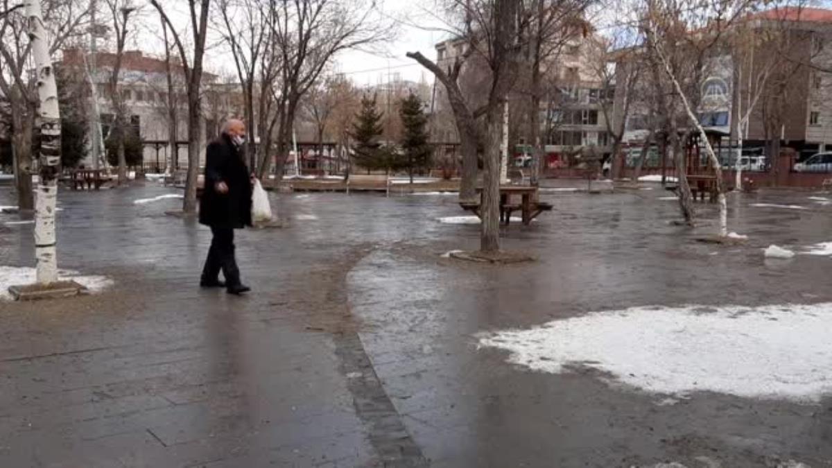 Ardahan da vatandaşlar beslenmede güçlük çeken kuşlara yem verdi