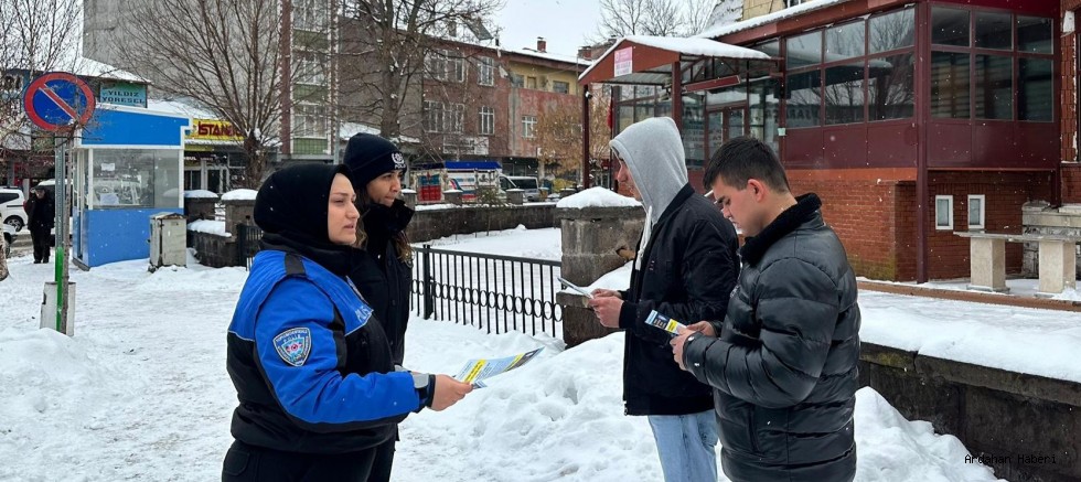 Ardahan’da Vatandaşlara Dolandırıcılık Uyarısı: Broşür Dağıtıldı, Bilgilendirme Yapıldı