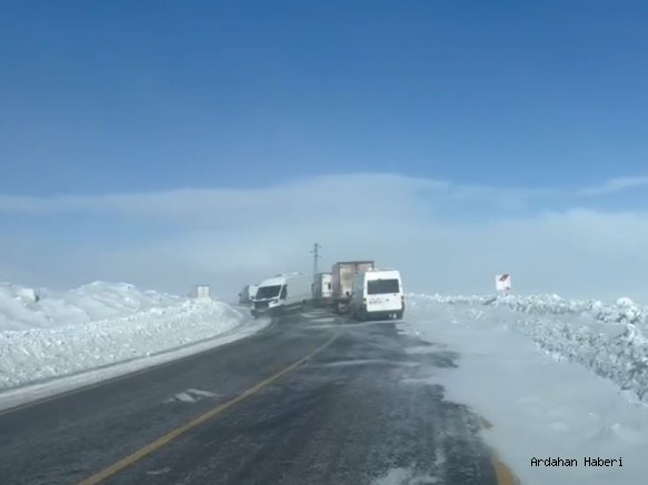 Ardahan’da Yoğun Kar ve Tipi Ulaşımı Felç Etti: Kars-Göle Kara Yolu Trafiğe Kapatıldı