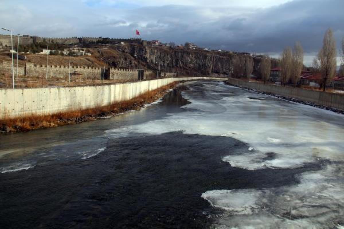 Ardahan daki Kura Nehri'nin buzu, sıcak havayla çözülmeye başladı