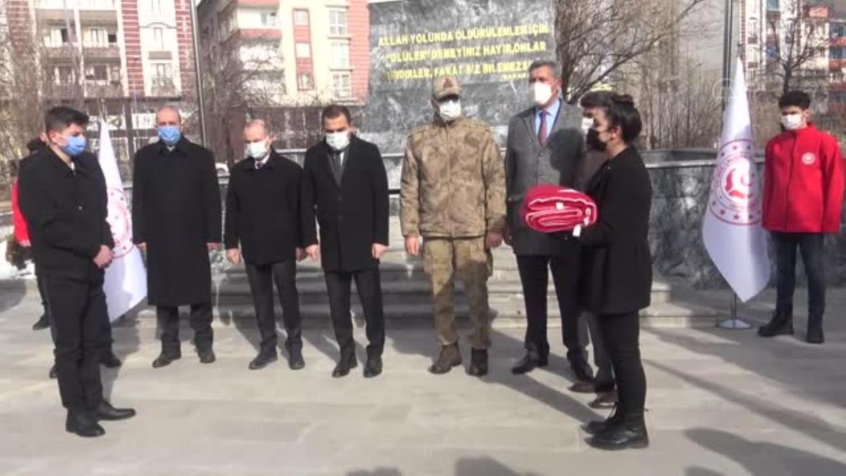 Ardahan dan Yola Çıkan 18 Mart'ta Çanakkale'de göndere çekilecek ay yıldızlı bayrak Kars'a ulaştı