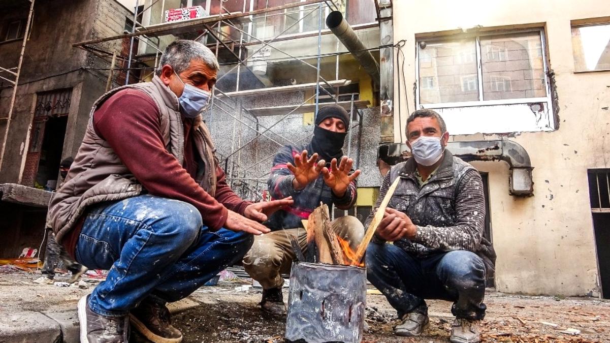 Ardahan eksi 5'i gördü, inşaat işçileri ısınmak için ateş yaktı