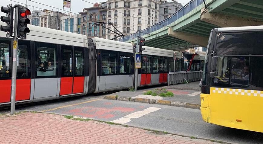 Ardahan Haberi: Aksaray'da İETT otobüsü tramvaya çarptı