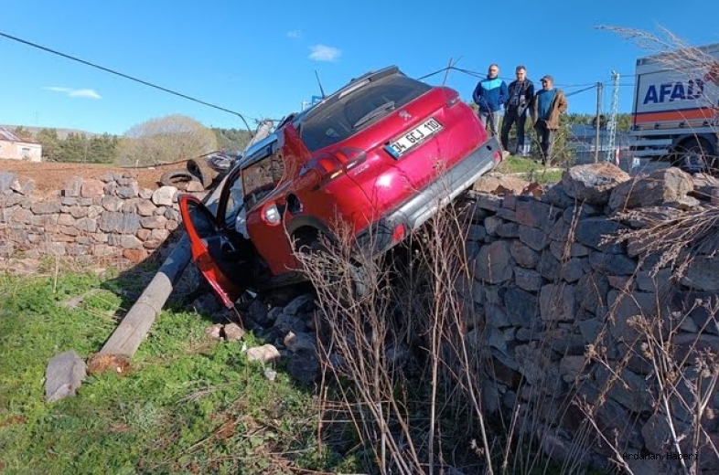 Ardahan Haberi Ardahan'da devrilen otomobilin sürücüsü yaralandı