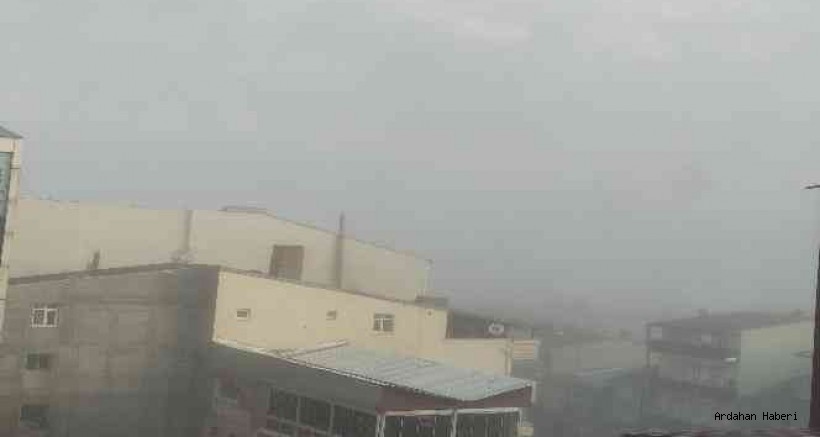 Ardahan Haberi: Ardahan’da etkili olan yoğun sis görüş mesafesini 10 metreye kadar düşürdü .
