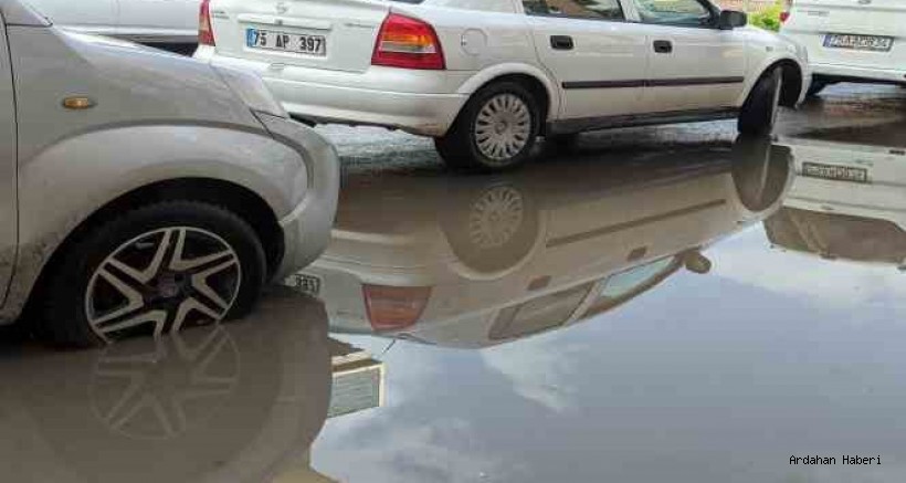 Ardahan Haberi: Ardahan'da kuvvetli yağış etkili oldu. Cadde ve sokaklarda su birikintileri oluştu.