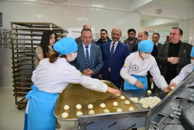 Ardahan Haberi: Ardahan Şehit Türkmen Tekin Mesleki ve Teknik Anadolu Lisesinde de ekmek fırını açıldı.