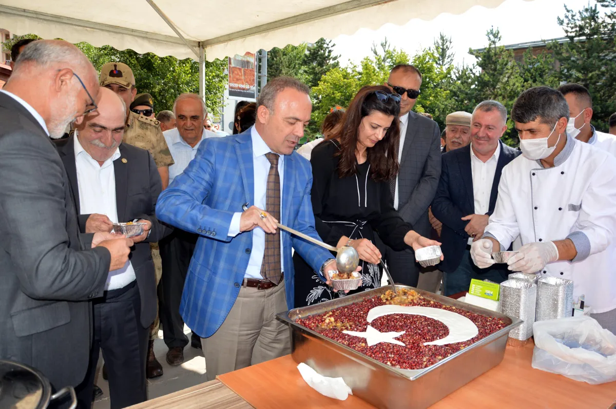 Ardahan Haberi: Ardahan Valisi Öner eşi ile vatandaşa aşure dağıttı